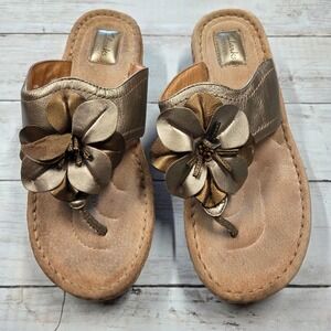 Clarks Artisan Flower Thong Sandals Womens 10M Gold Metallic Leather Wedge 31603